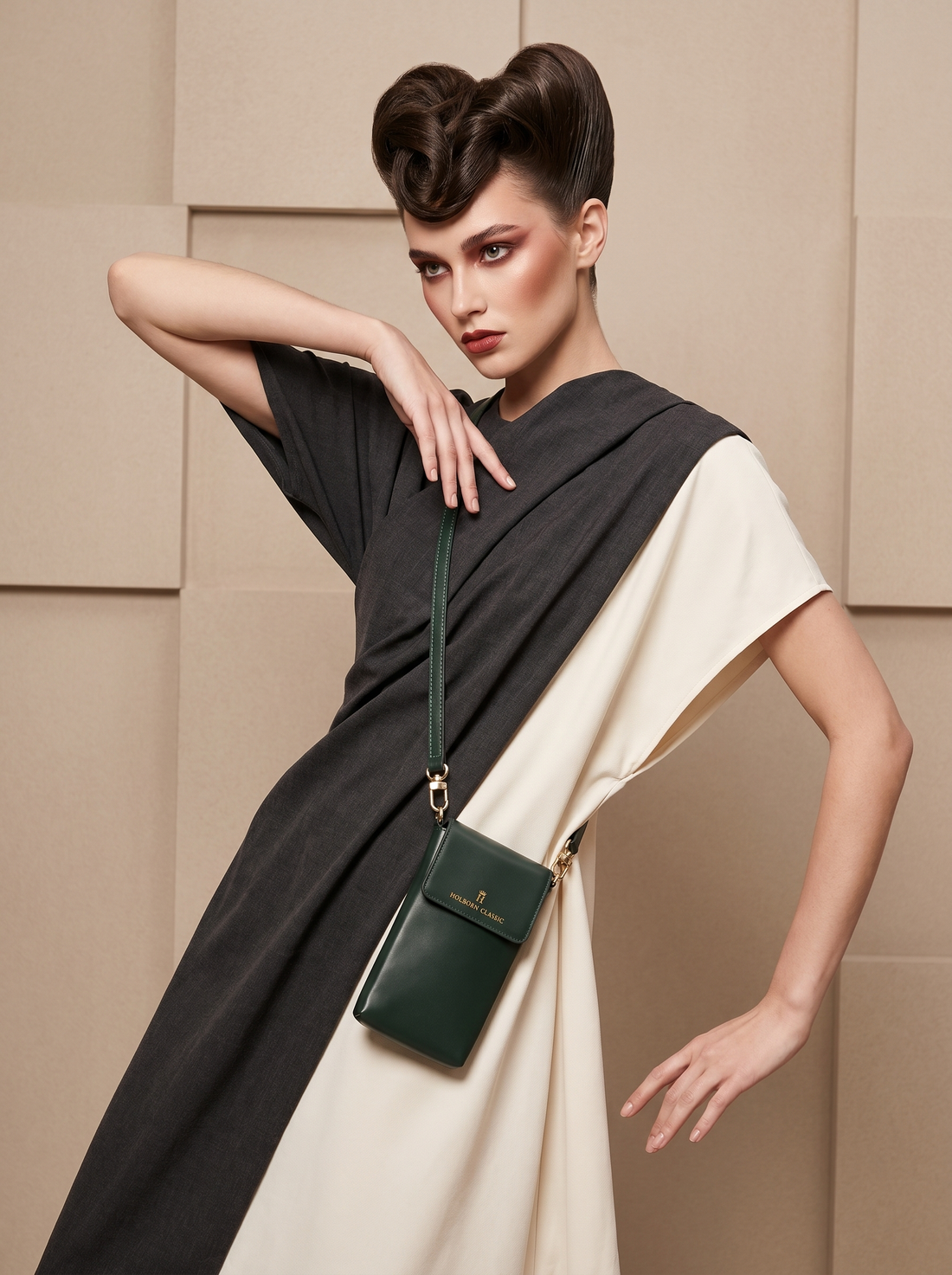 Hands-Free and Chic: Why Leather Phone Pouches Are Everywhere This Summer